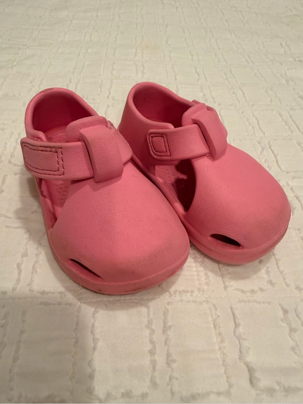 Old Navy Pink Closed-Toe Kids Water Shoes with Hook-and-Loop Strap